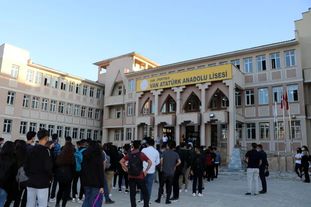 Yüz yüze eğitim başladı! Milyonlarca öğrenci heyecanla okullara koştu-2