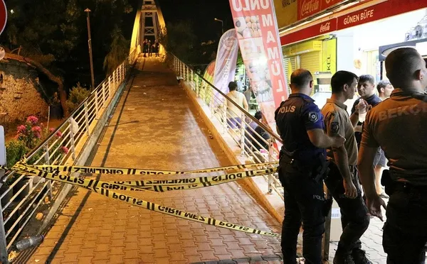Son dakika: İzmir'de omuz atma kavgasında kan aktı! 1 ölü, 3 yaralı-3