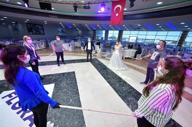 Düğünlerde "sosyal mesafe çubuğuyla" halay önerisi! Hazırlıklar tamam