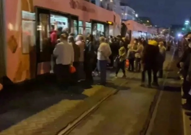 istanbulda-tika-basa-yolculuk-tramvaya-binmek-icin-kiyasiya-yaristilar-1633118711919.jpg İstanbul'da tıka basa yolculuk! Tramvaya binmek için kıyasıya yarıştılar-2