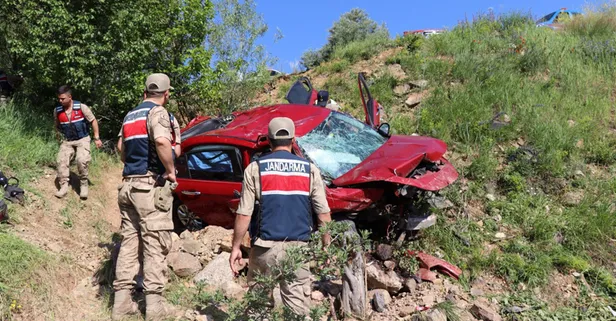 Erzurum'da feci kaza! Şarampole yuvarlanan otomobildeki 2 kişi öldü 3 kişi yaralandı