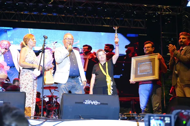CHP'li belediyeden terör destekçisi TTB Genel Başkanı Şebnem Korur Fincancı'ya "Sevgi, Barış ve Dostluk" ödülü
