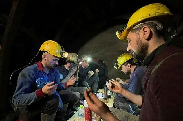 Zonguldak'ta maden işçileri ilk sahurlarını yerin metrelerce altında yaptı