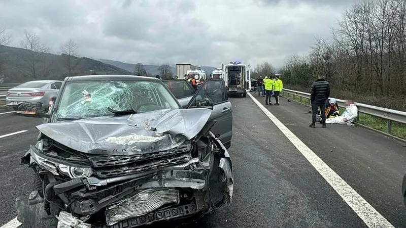 Düzce'de feci kaza! Lüks cip otoyolda otomobile arkadan çarptı: 3 kişi hayatını kaybetti 1'i bebek iki kişi yaralandı-3