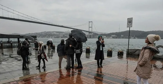 Ortaköy’de turist yoğunluğu! Yağmura rağmen İstanbul’un tadını çıkardılar