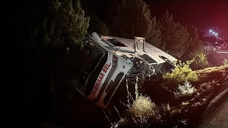 Afyonkarahisar'da feci kaza! Yolcu midibüsü devrildi: Çok sayıda yaralı var (AA)