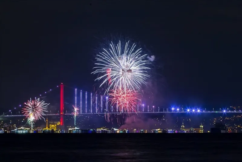 31-aralik-yarim-gun-mu-yilbasi-tatilinde-1-ocak-2026-okullar-ve-is-yerleri-acik-mi-kapali-mi-1765267298480.jpg (Kaynak:AA)