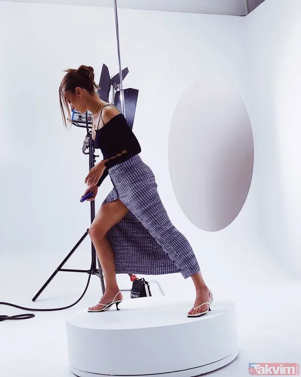 Aziz’in Dilruba’sı Damla Sönmez derin yırtmacıyla paylaştı! Hem pozu hem bacak dekoltesi dikkat çekti "O nasıl bir duruş?" - 5