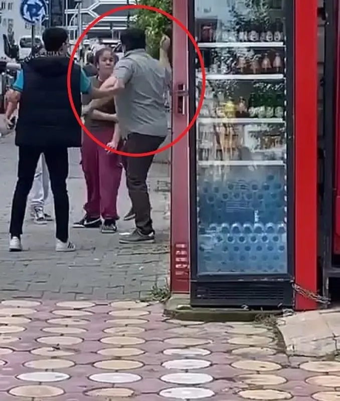batmanda-skandal-olay-bufe-sahibi-burada-bekleme-dedigi-kiz-cocugunu-tekme-tokat-dovdu-1715177034773.jpeg