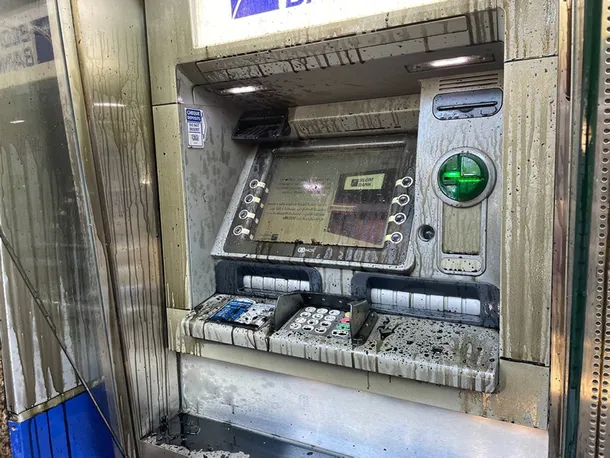 lubnanda-paralarini-cekemeyen-gostericiler-bankayi-basti-1663151096224.jpg Lübnan’da paralarını çekemeyen göstericiler bankayı bastı-2