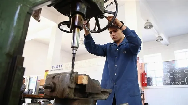 meslek-liseleri-2021de-ekonomiye-300-milyon-lira-katkida-bulundu-milli-egitim-bakani-mahmut-ozer-hedefi-buyuttu-1631883465698.jpg Meslek liseleri, 2021'de ekonomiye 300 milyon lira katkıda bulundu! Milli Eğitim Bakanı Mahmut Özer hedefi büyüttü-5