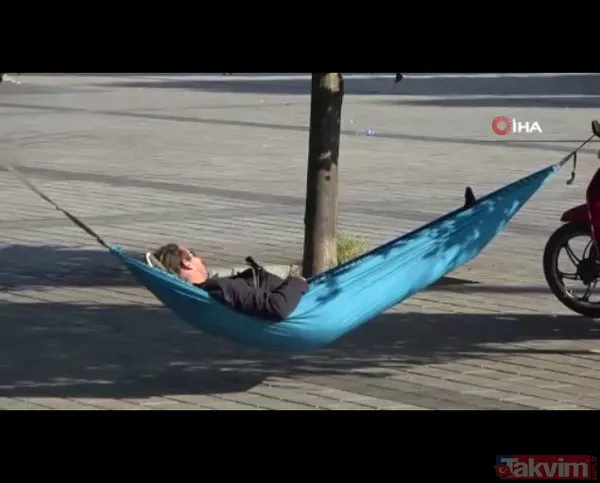 Taksim Meydanı'ndaki turistin rahatlığı kıskandırdı! Hamak kurup sefa sürdü - 6