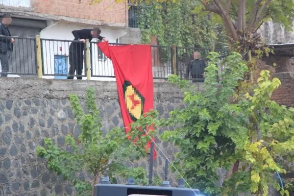 Diyarbakır'da istinat duvarına asılan PKK paçavrası polis ekiplerince indirildi!-1