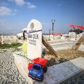 Depremde hayatını kaybedenlerin yakınları mezarlıklara koştu! Çocuklarının mezarlarına balon ve oyuncak bıraktılar