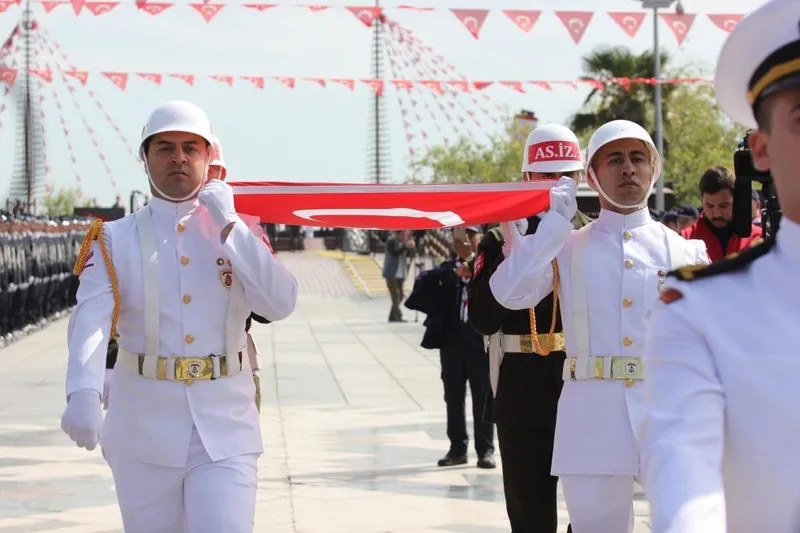 milli-uyanisin-105-yili-guclu-turkiyenin-ilk-tuglasi-yurtta-19-mayis-coskusu-ilk-toren-anitkabirde-1716104427070.jpeg