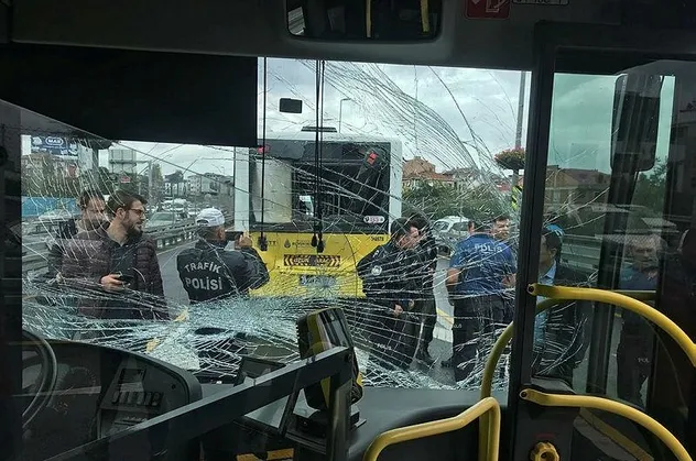 Okmeydanı'nda 2 metrobüs çarpıştı