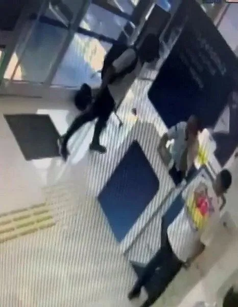 Beylikdüzü'nde banka soyup 80 bin dolar çalan hırsızların soygun anı kameralara yansıdı-3