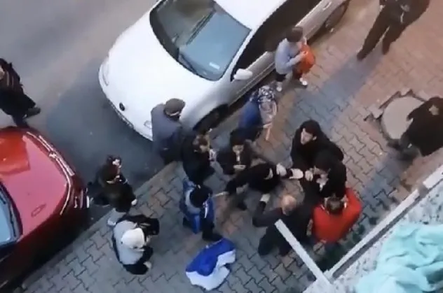 Küçükçekmece'de taciz iddiasına meydan dayağı! Mahalleli şüpheliyi darbetti
