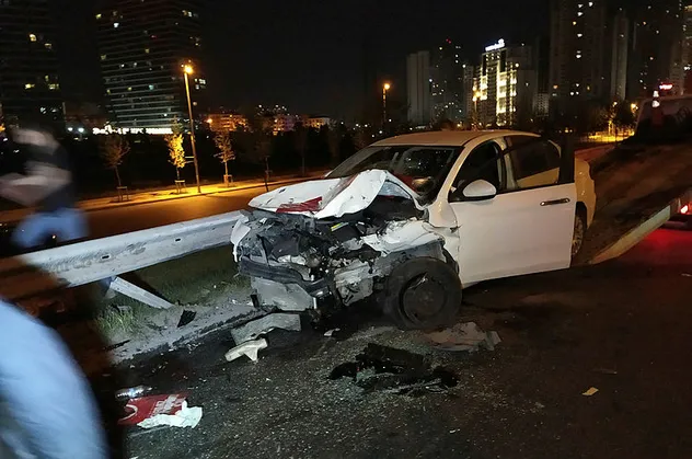İstanbul'da gece yarısı feci kaza! Yaralılar var
