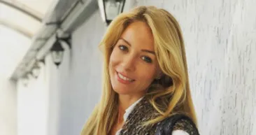 Bade İşçilin annesi bikinili fotoğrafıyla şaşırttı! Arkadaşı gibi duruyor