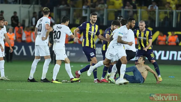 Ankara'da saha karıştı! Tribünden inen taraftar Beşiktaşlı Salih Uçan'ı tekmeledi, Josef kırmızı kart gördü - 23