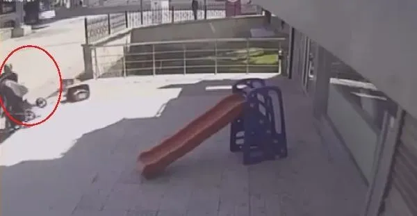 Bebek arabasının kaldırımdan araç trafiğinin olduğu yola düşmesini son anda engelledi-3