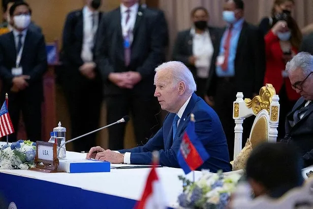 abd-baskani-joe-biden-yeni-bir-gafa-imza-atti-asean-zirvesinde-yaptigi-konusmada-ev-sahibi-ulke-kambocya-ile-k-1668283776175.jpeg