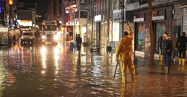 İzmir'deki alt yapı problemleri vatandaşı isyan ettirdi | Sokaklar göle döndü
