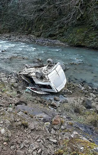 Giresun'da feci kaza! Minibüs dereye devrildi
