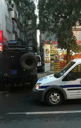 Koronavirüslü kişi, tartıştığı komşusunun çocuğuna tükürdü!