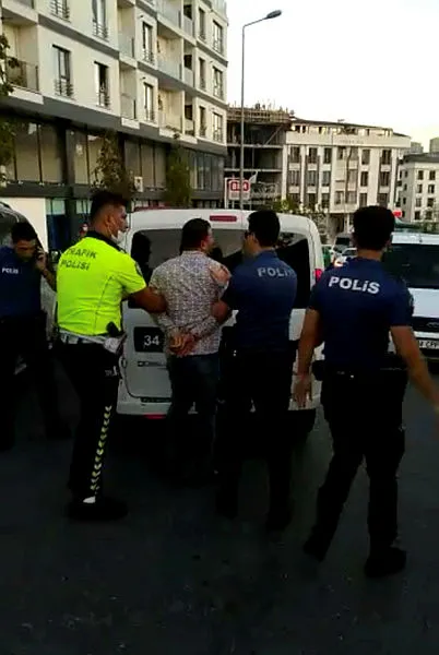 esenyurtta-polisi-tehdit-eden-zorba-surucu-gozaltina-alindi-1599549731800.jpg Son dakika: Esenyurt’ta polisi tehdit eden zorba sürücü gözaltına alındı-3