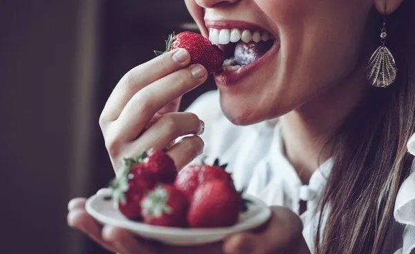 Bembeyaz dişler için çilekle dişlerinizi fırçalayın! Nasıl mı?-1