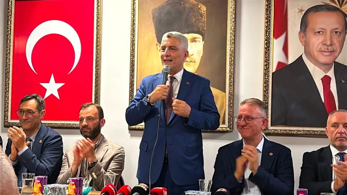 Tavşanlı'da AK Parti'ye yeni katılımlar: Rozetleri Bakan Bolat taktı