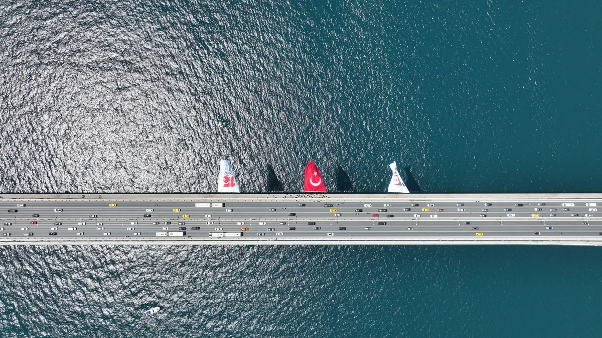 1783771377521.jpeg 15 Temmuz'un 10. yılında İstanbul'da köprüler kırmızı beyaza büründü-4