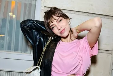 Çağatay Ulusoy sevgilisi Aslıhan Malbora için sahnede: Doğum gününde sürpriz performans