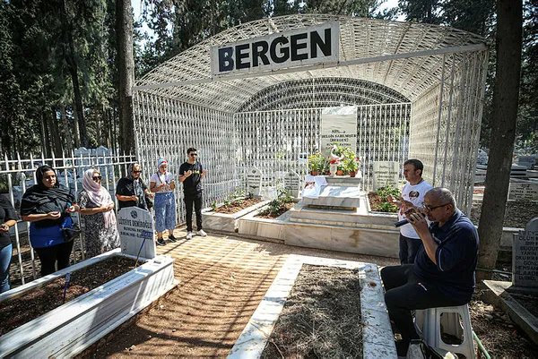 sanatci-bergen-mersindeki-mezari-basinda-anildi-1660517101426.jpg