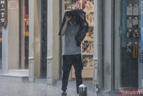 SON DAKİKA: İstanbul'da yağmur aniden bastırdı! İstiklal Caddesi'nde vatandaşlar hazırlıksız yakalandı - 14