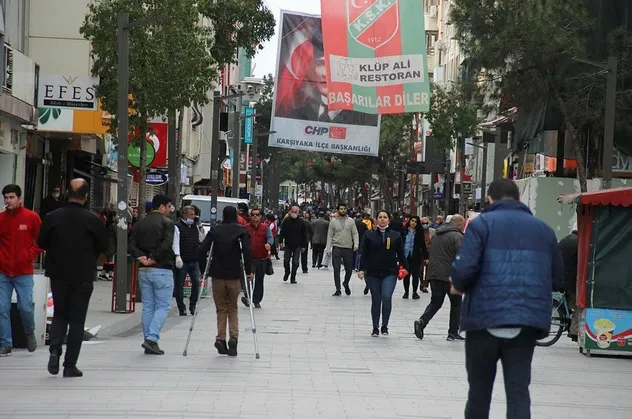 İzmir "evde kal" çağrılarına uymadı! Karşıyaka'dan pes dedirten görüntü