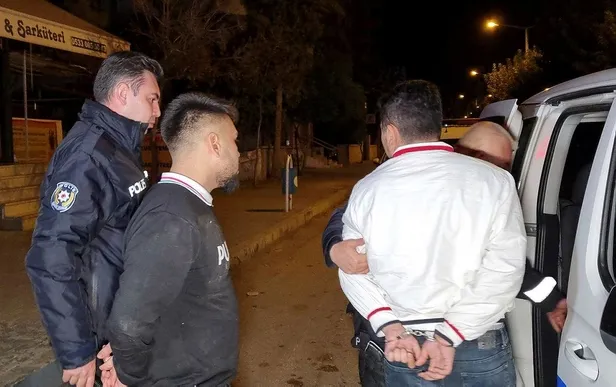 adanada-polisten-kacan-surucu-onu-kesilerek-durduruldu-yasal-sinirin-3-kati-alkollu-cikti-1639359718466.jpeg Adana'da polisten kaçan sürücü önü kesilerek durduruldu! Yasal sınırın 3 katı alkollü çıktı-2