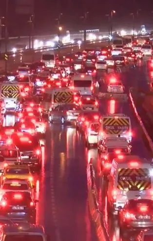 SON DAKİKA: İstanbul'da kar yağışı sonrası trafik yoğunluğu yaşanıyor!