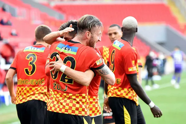 canli-goztepe-genclerbirligi-canli-anlatim-izle-1611064146735.jpg Göztepe 4-0 Gençlerbirliği | Maç özeti-2