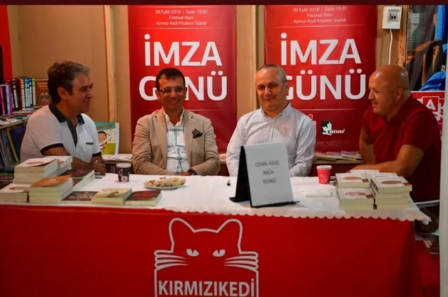 CHP'nin İstanbul adayı Ekrem İmamoğlu sözde ilahiyatçı Cemil Kılıç'ın imza gününde