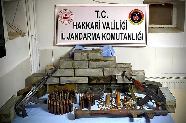 Son dakika: Hakkari'de PKK'lı teröristlere ait silah ve mühimmat ele geçirildi