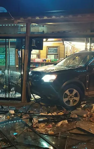 Yanlış vitese takan kadın sürücü aracıyla kafeye girdi! O anlar kamerada...