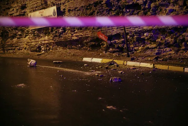 topkapida-surlardan-kopan-taslar-yola-savruldu-1592203005653.jpg Topkapı'da surlardan kopan taşlar yola savruldu-3