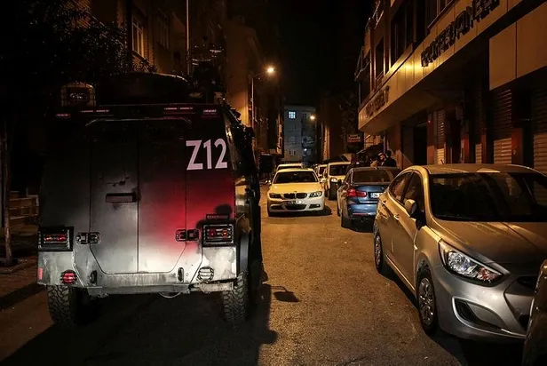 Bağcılar'da park halindeki 2 araç kurşunlandı-4