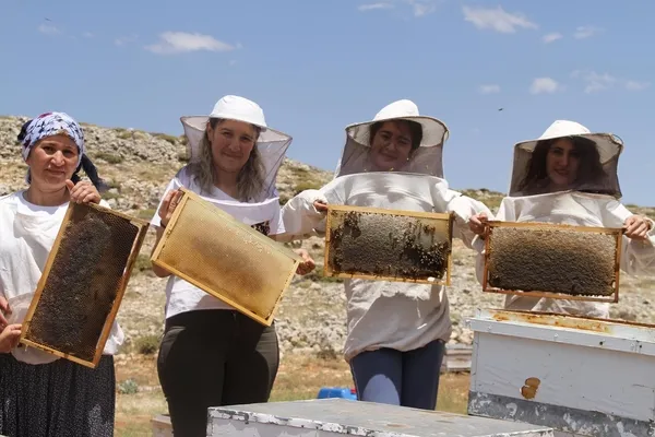 arilar-1500-cicekten-topladi-mersinde-2-bin-rakimli-toros-daglarinin-zirvesinde-bag-sagimi-basladi-1627457697612.jpg Arılar 1500 çiçekten topladı! Mersin'de 2 bin rakımlı Toros Dağları'nın zirvesinde bağ sağımı başladı-7