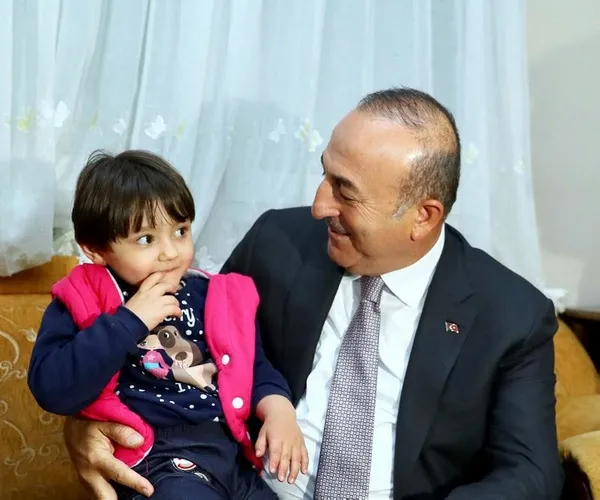 Bakan Çavuşoğlu'dan minik Özge'ye ziyaret-1