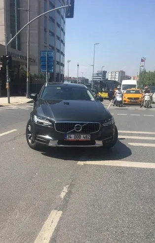 Galatasaray'ın futbolcusu Mostafa Mohamed'e kaza şoku! Yaşlı adam metrelerce uzağa uçtu