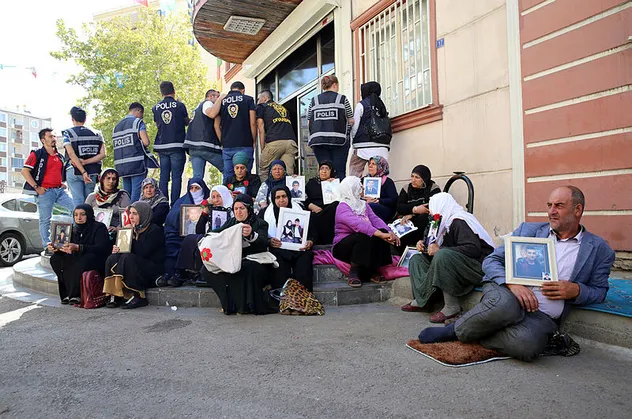 HDP'den oturma eylemindeki anneye tehdit!